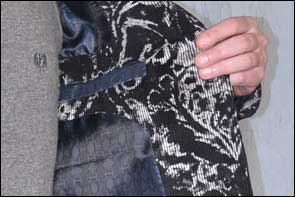 прорезной карман на подборте мужского пиджака